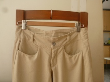 pantalon beige detalle